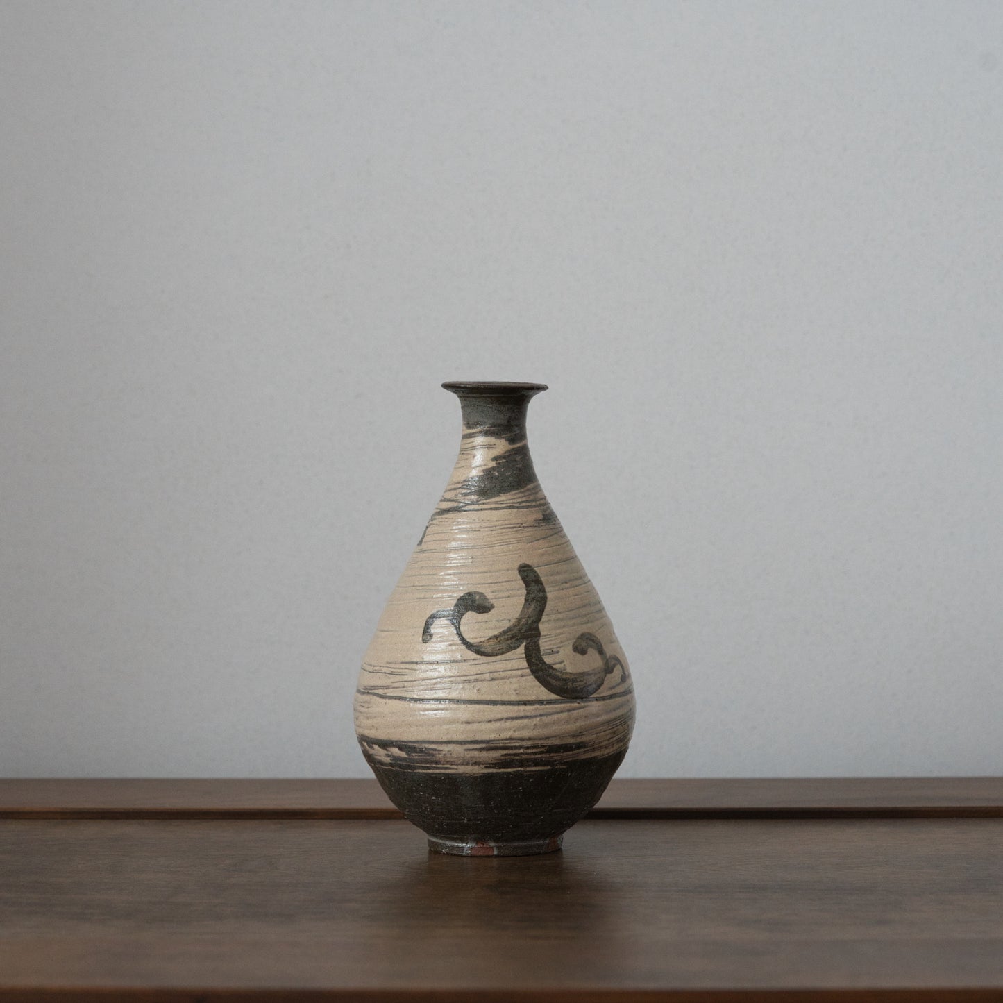 YTEX 萩刷毛目鉄絵瓶 吉野桃李