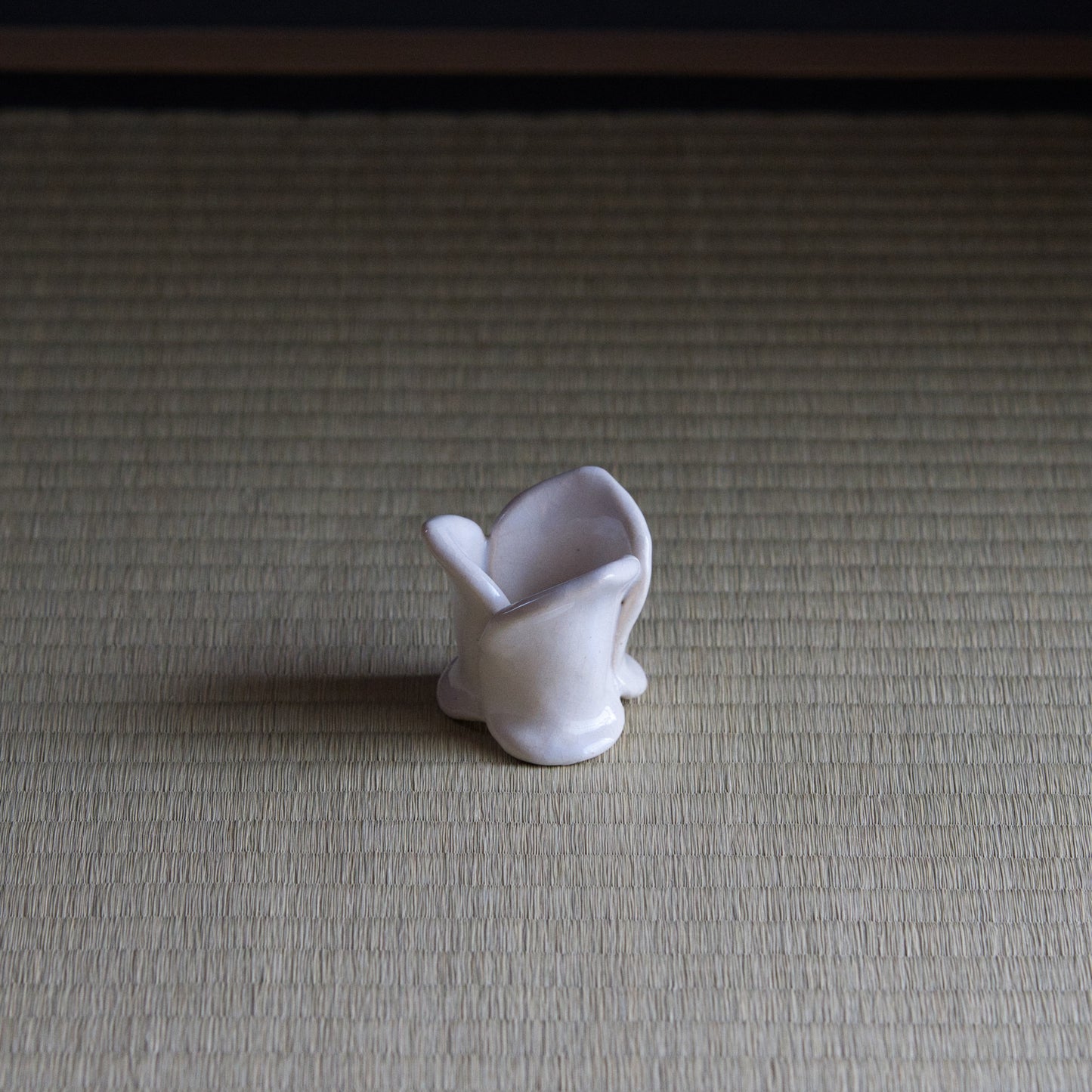 UXIA15 伊藤明美 白釉蓮弁蓋置