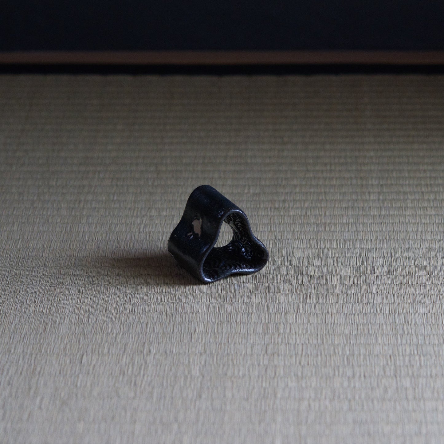 UXSM8 志村睦彦 黒釉白泥千鳥文蓋置