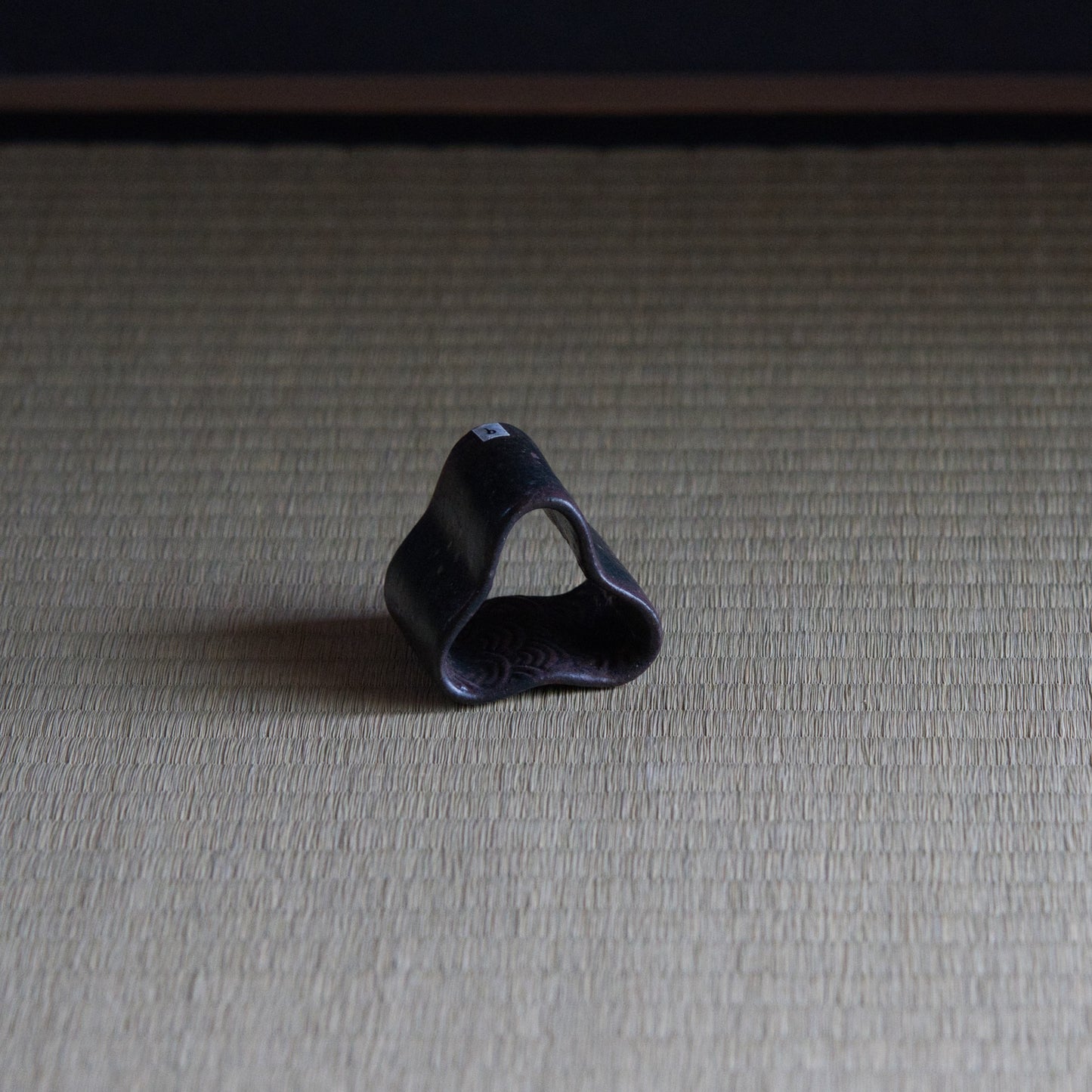 UXSM9 志村睦彦 黒釉白泥菊文蓋置