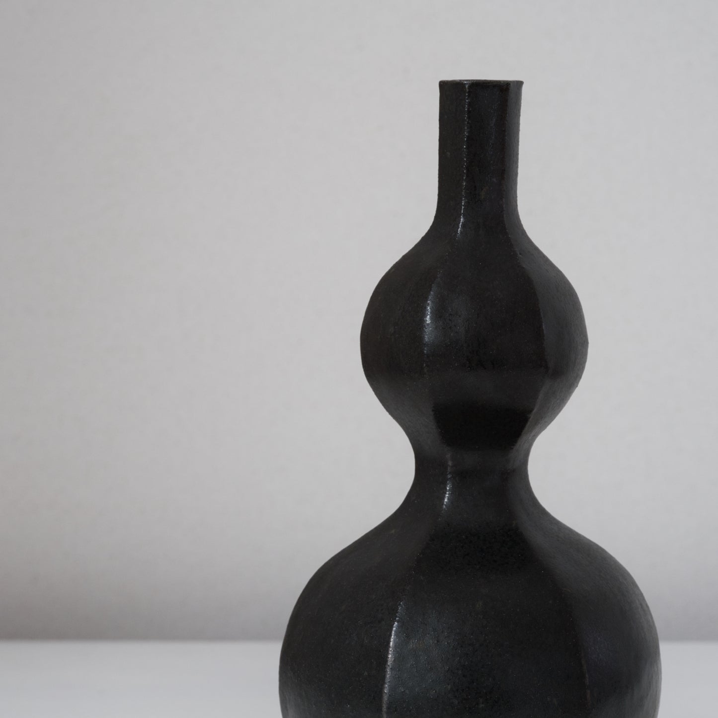 ko.YN07 矢野直人 黒釉花入