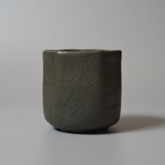 ko.IA13.6.0 伊藤明美 黒釉六角筒向付