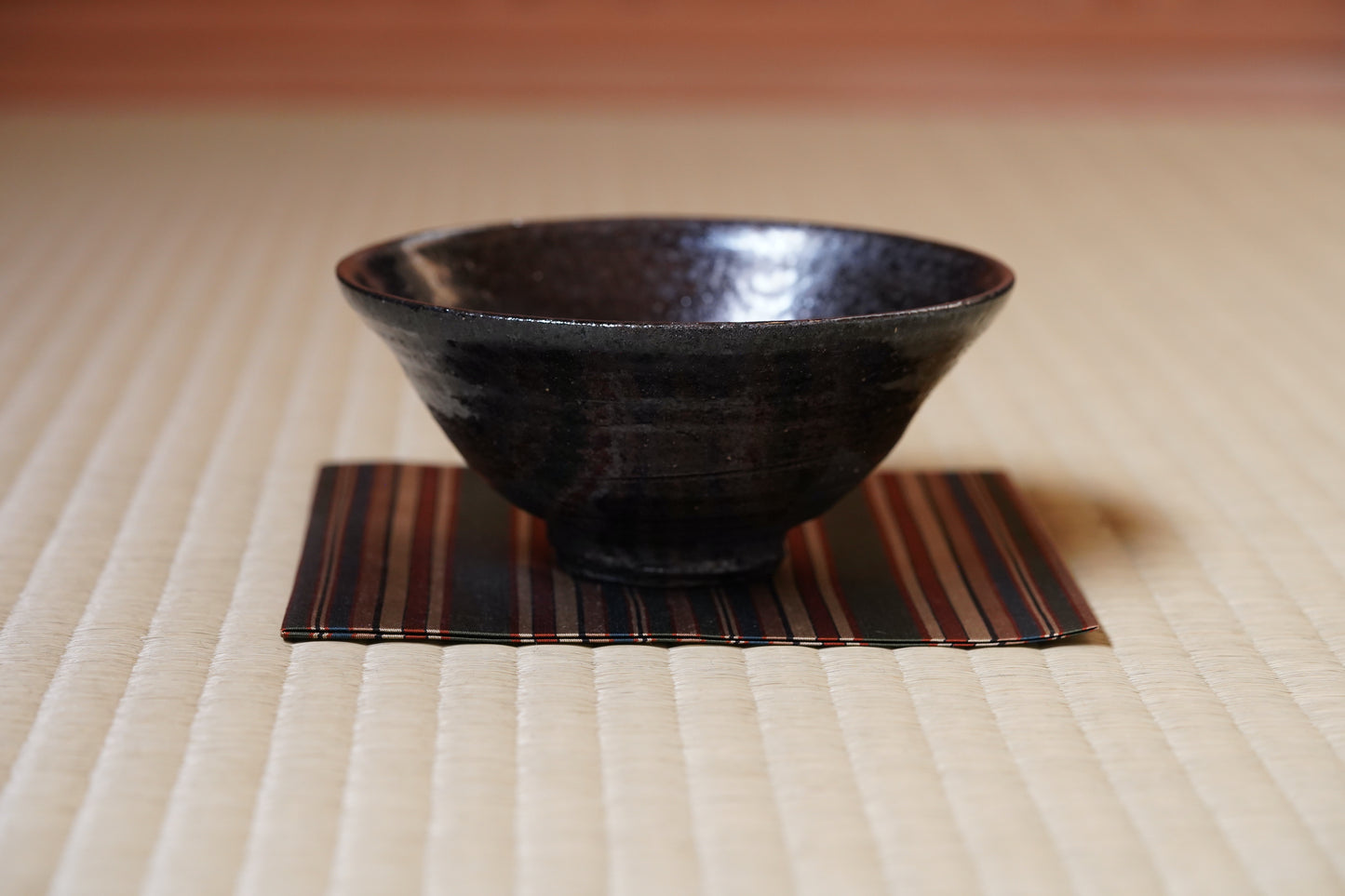 MMKY121h-ky 黒伊羅保茶碗 梶原靖元