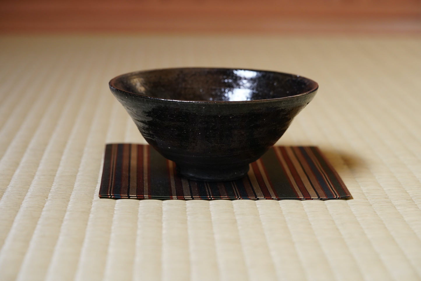 MMKY121h-ky 黒伊羅保茶碗 梶原靖元