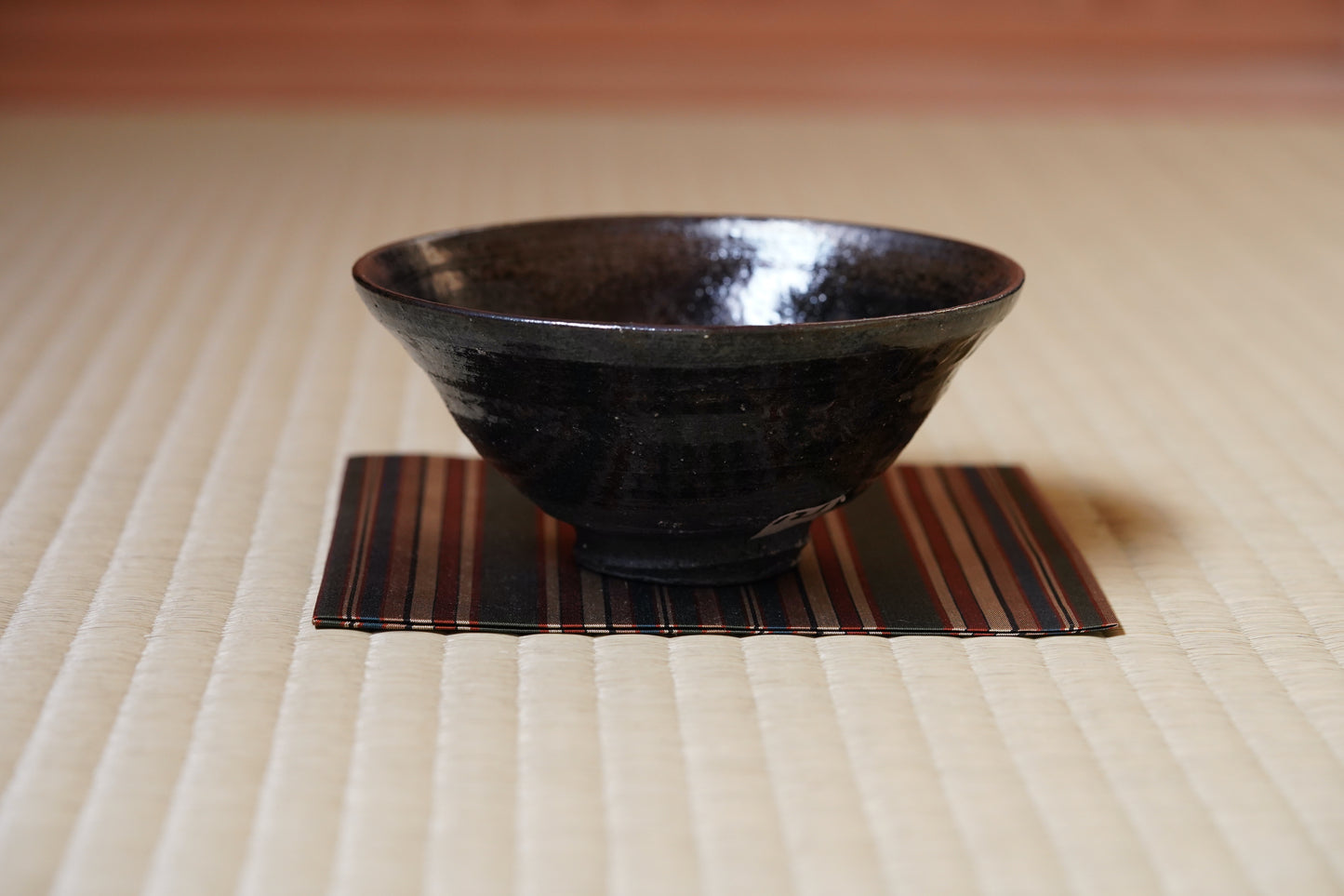 MMKY121h-ky 黒伊羅保茶碗 梶原靖元