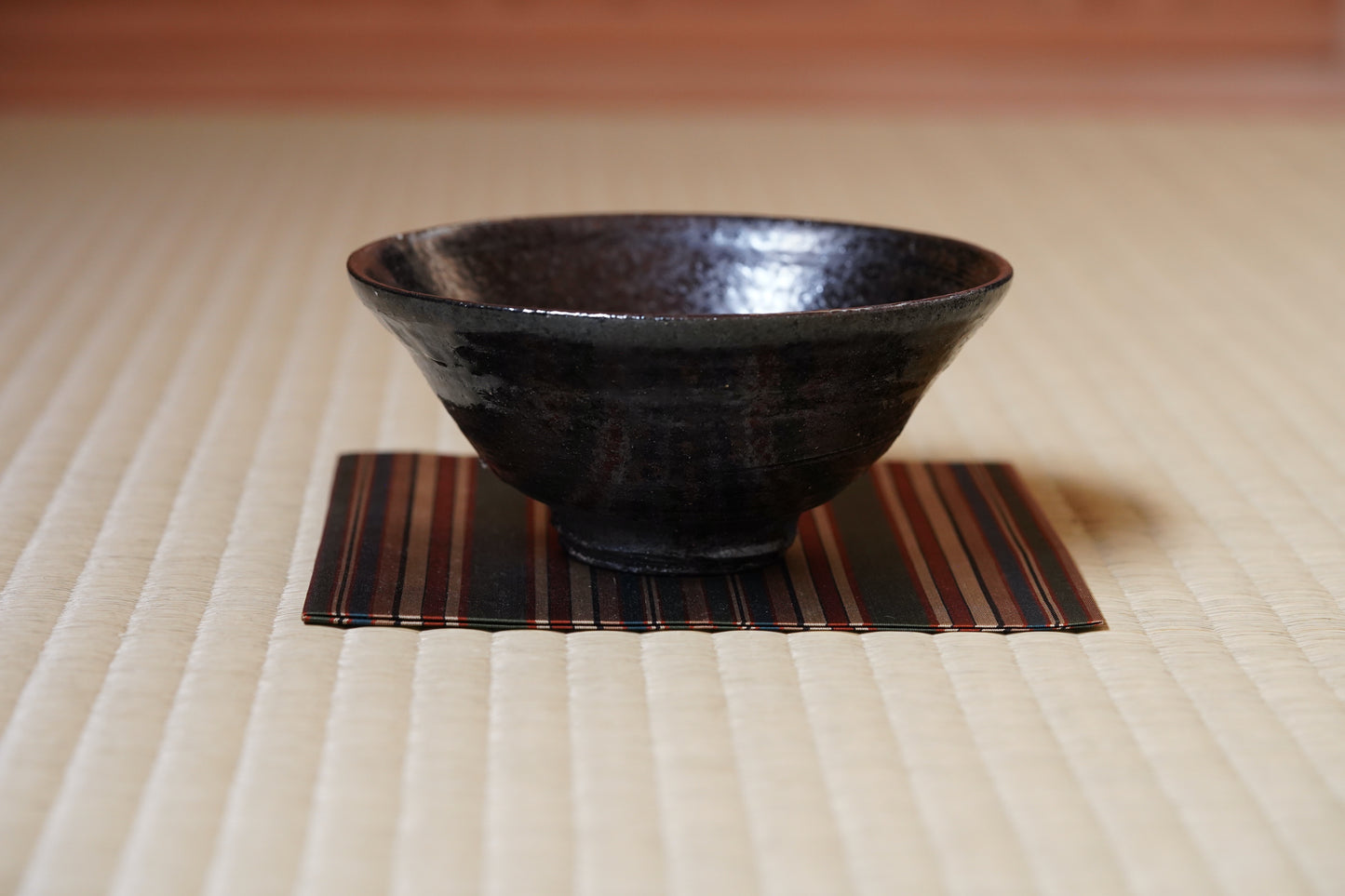 MMKY121h-ky 黒伊羅保茶碗 梶原靖元