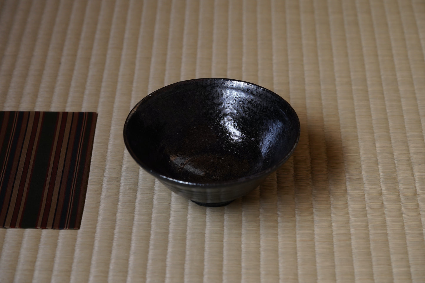 MMKY121h-ky 黒伊羅保茶碗 梶原靖元