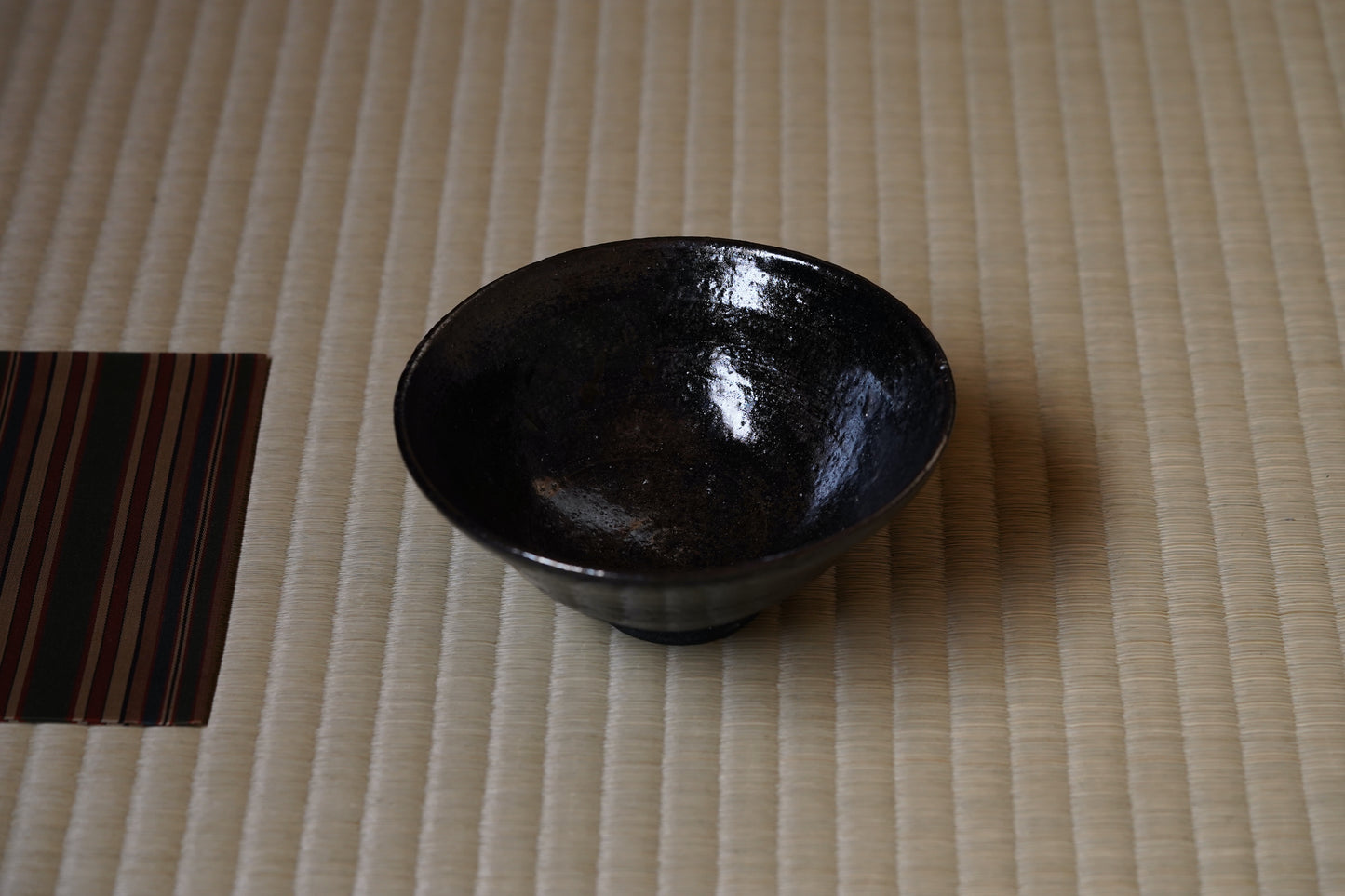 MMKY121h-ky 黒伊羅保茶碗 梶原靖元