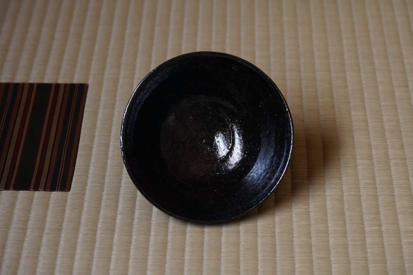 MMKY121h-ky 黒伊羅保茶碗 梶原靖元