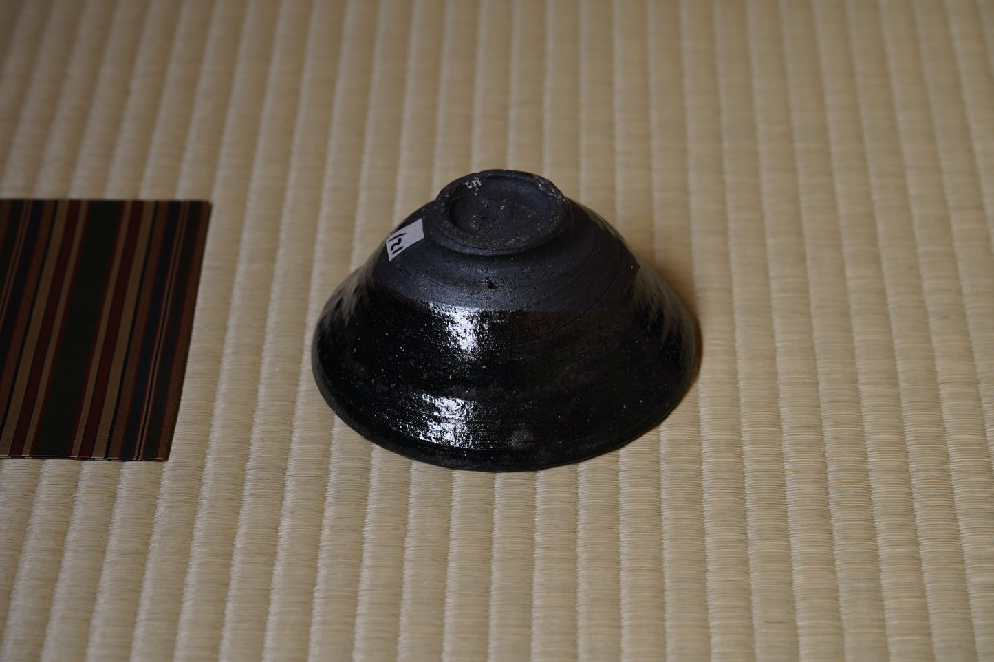 MMKY121h-ky 黒伊羅保茶碗 梶原靖元