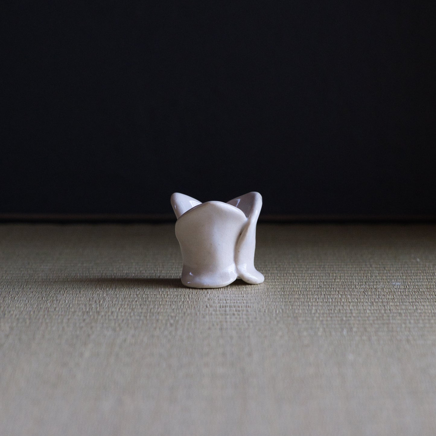 UXIA15 伊藤明美 白釉蓮弁蓋置