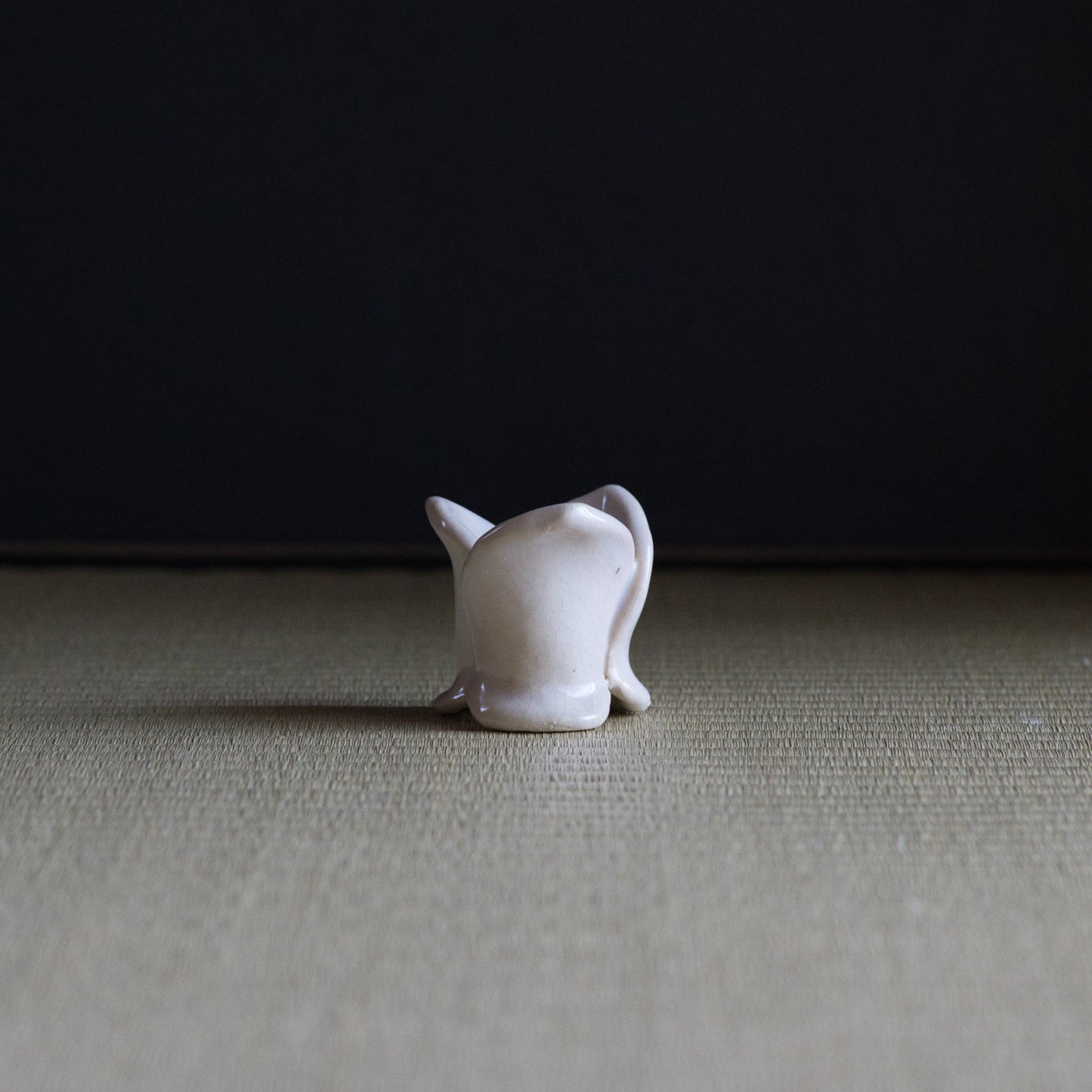 UXIA15 伊藤明美 白釉蓮弁蓋置