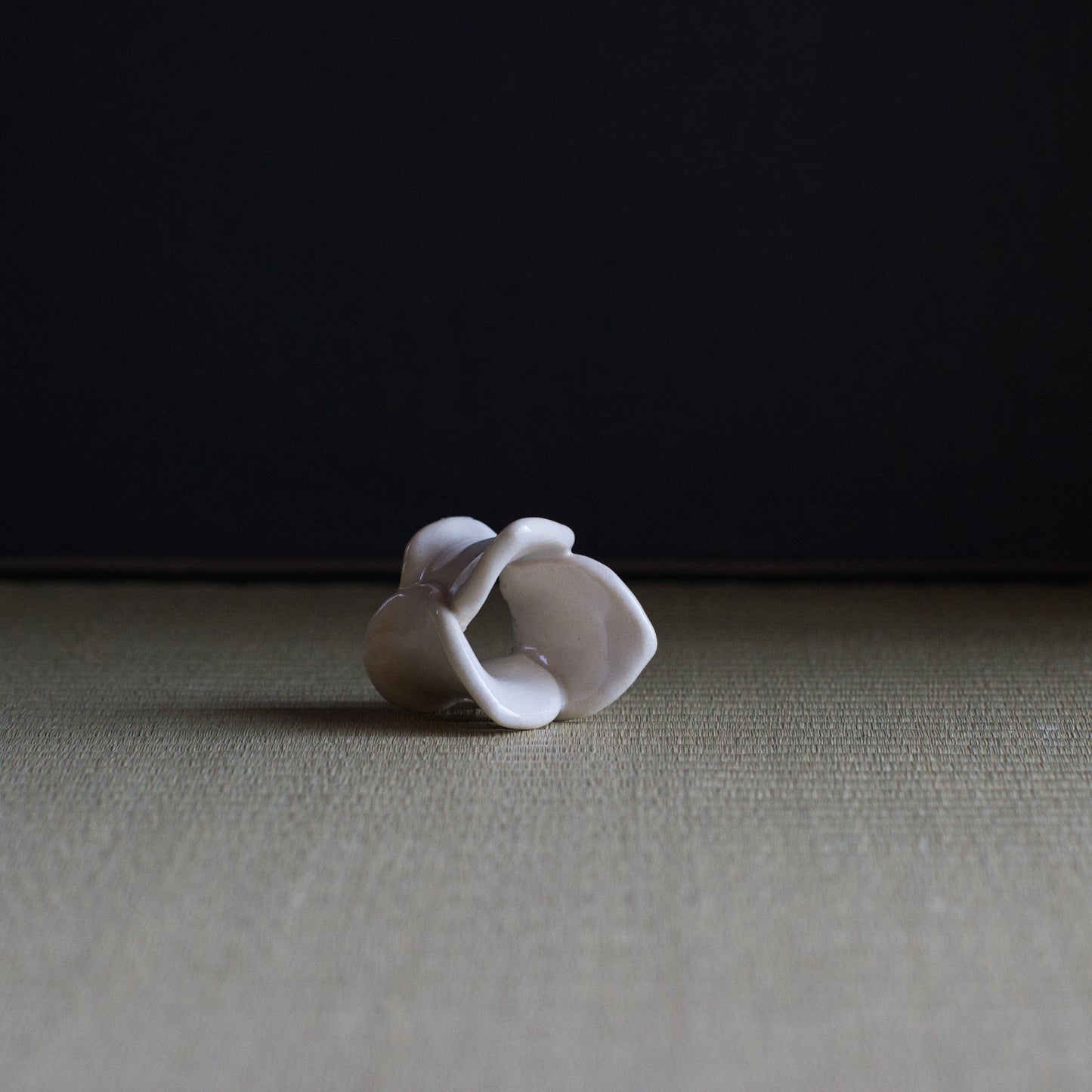 UXIA15 伊藤明美 白釉蓮弁蓋置