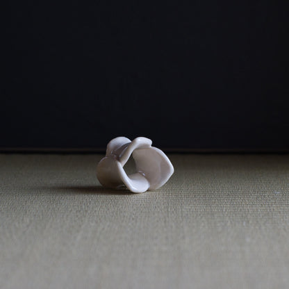 UXIA15 伊藤明美 白釉蓮弁蓋置