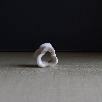 UXIA15 伊藤明美 白釉蓮弁蓋置