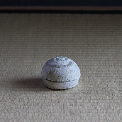 UXTY5 辻村唯 自然釉香合