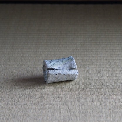 UXTY16 辻村唯 自然釉細蓋置