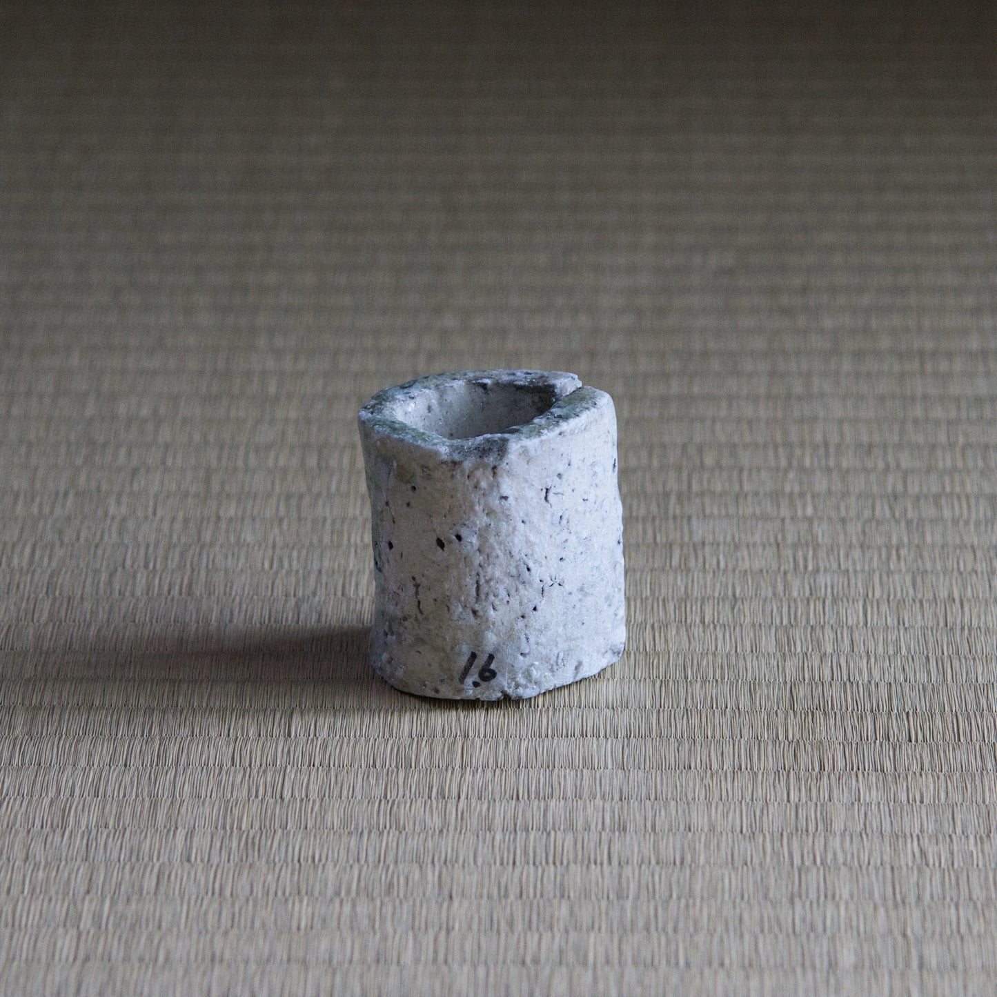 UXTY16 辻村唯 自然釉細蓋置