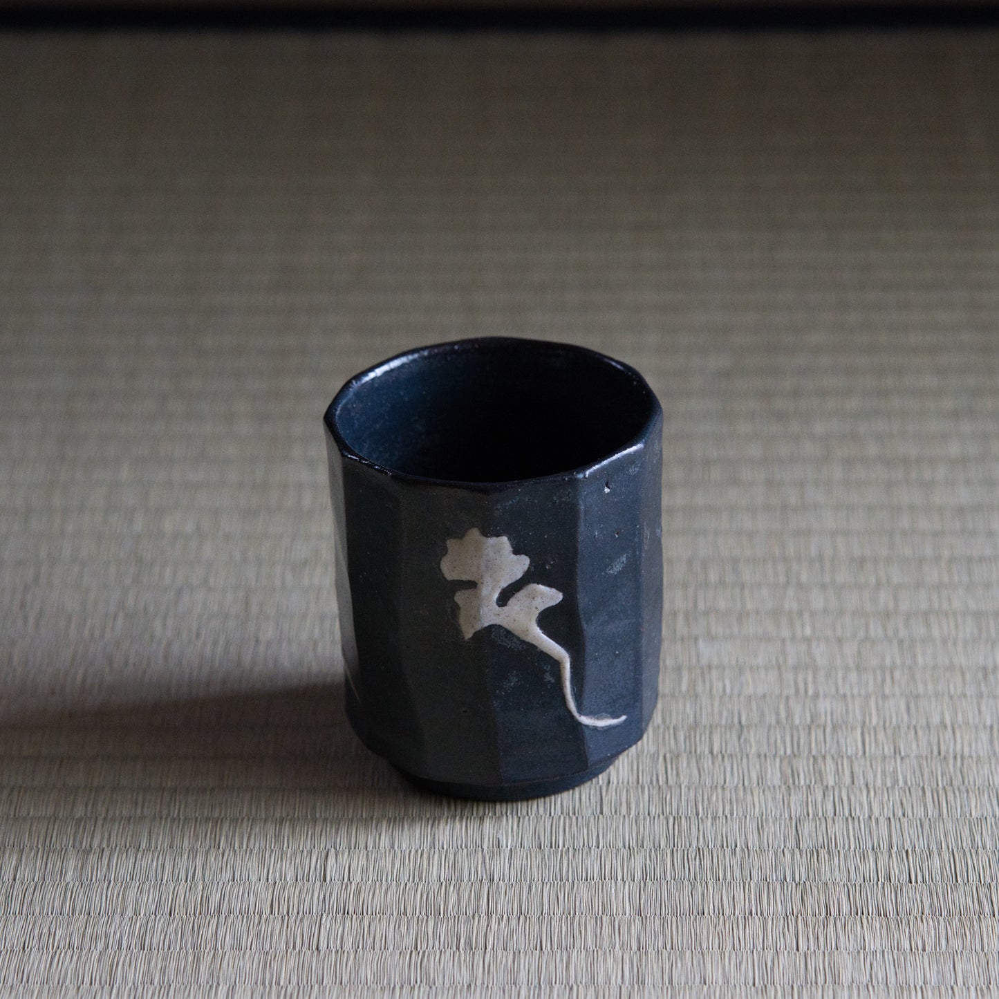 UXSM2 志村睦彦 黒釉白泥雲文火入