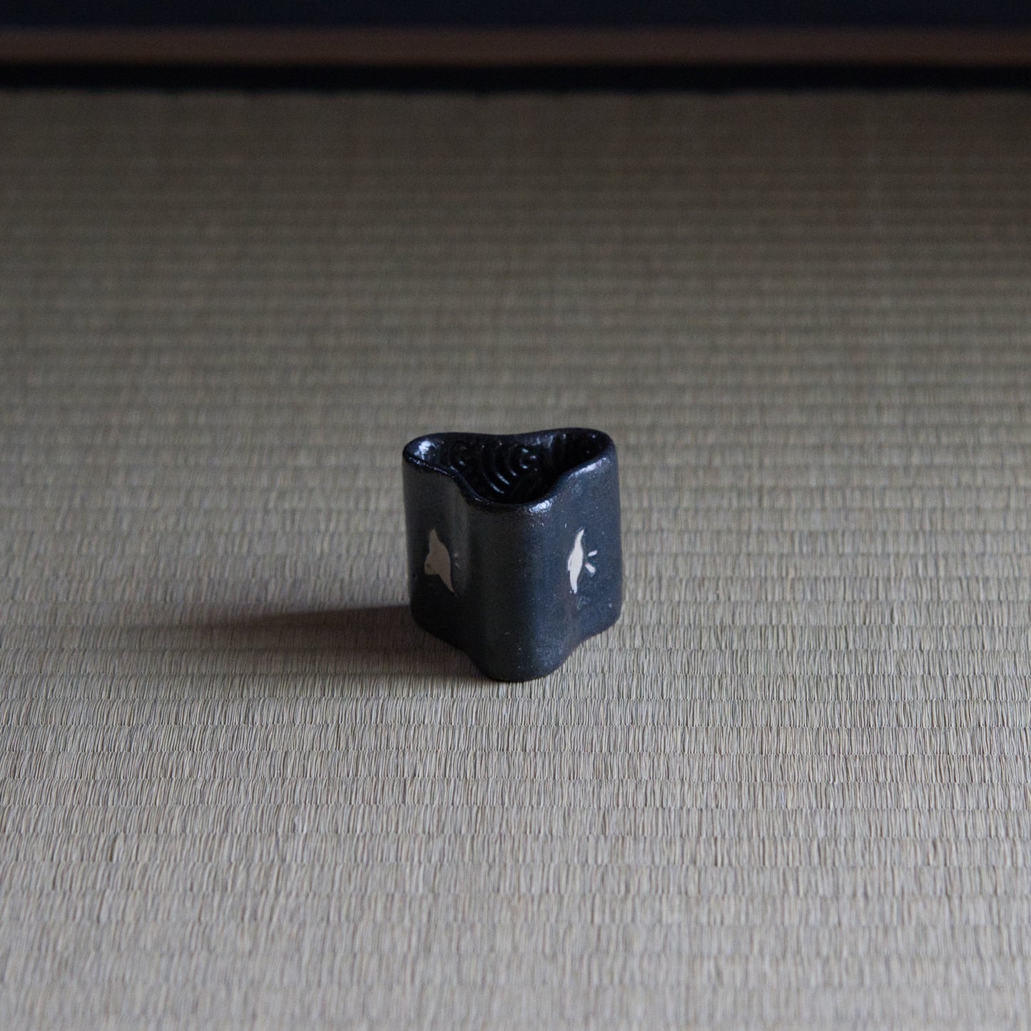 UXSM8 志村睦彦 黒釉白泥千鳥文蓋置