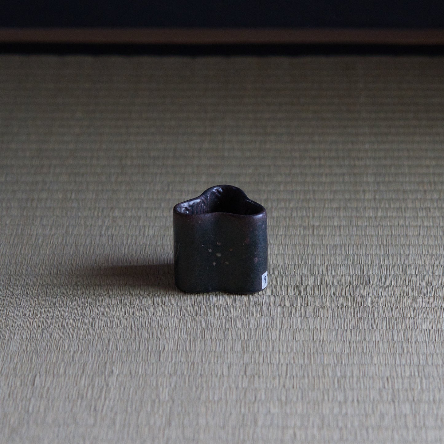 UXSM9 志村睦彦 黒釉白泥菊文蓋置