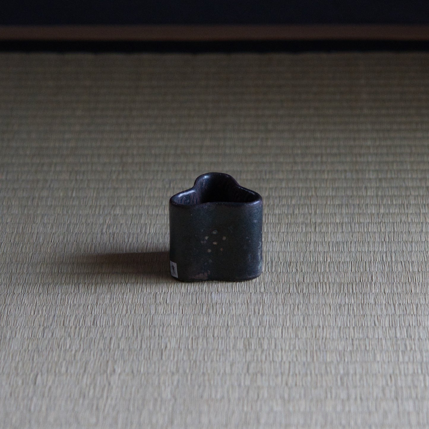 UXSM9 志村睦彦 黒釉白泥菊文蓋置