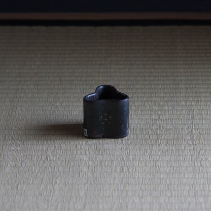 UXSM9 志村睦彦 黒釉白泥菊文蓋置