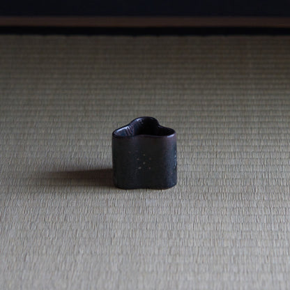 UXSM9 志村睦彦 黒釉白泥菊文蓋置