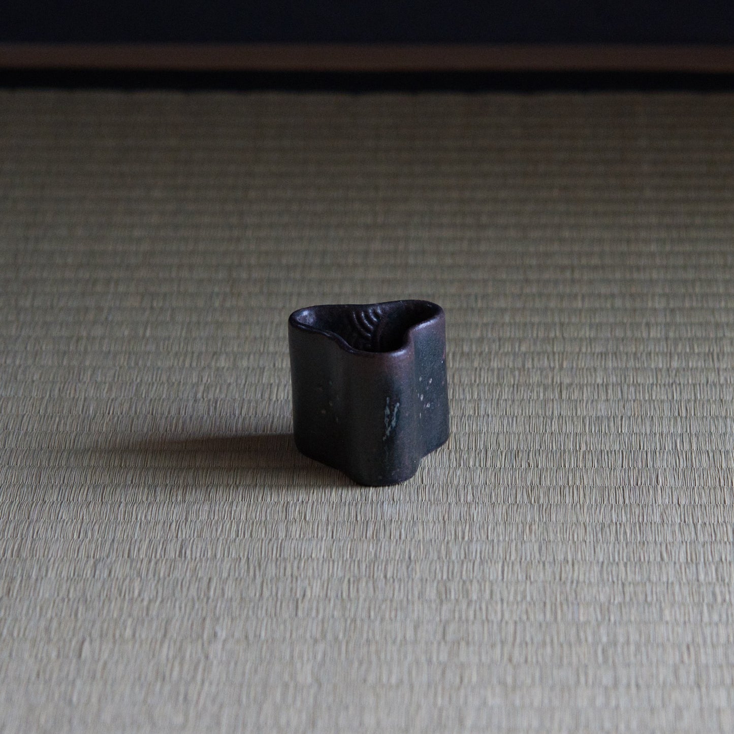 UXSM9 志村睦彦 黒釉白泥菊文蓋置