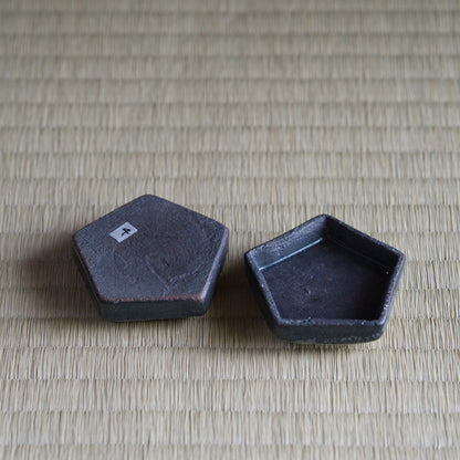 志村睦彦　黒釉染付鷺文香合