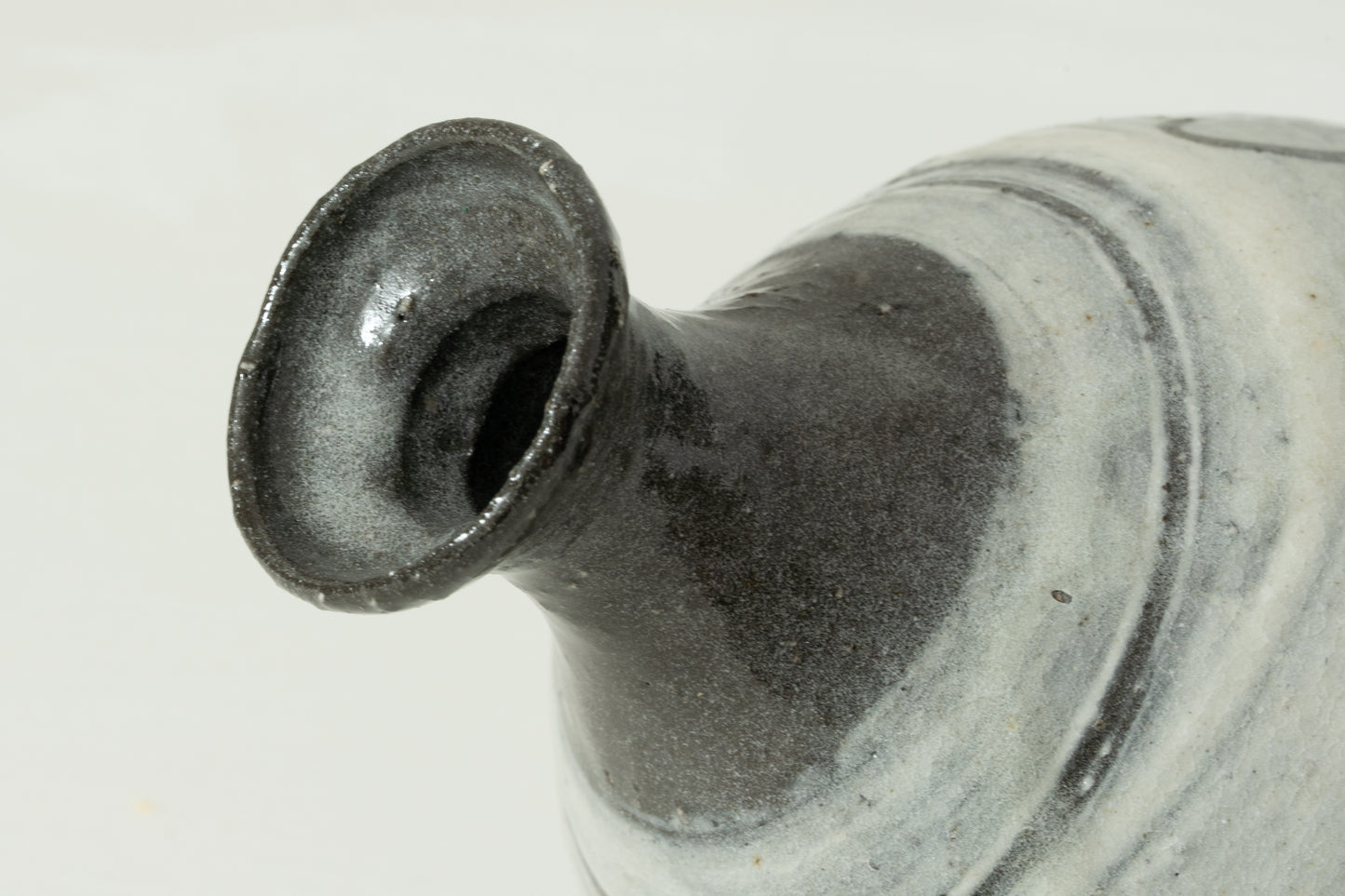 E-hakeme Tokkuri (Sake Carafe)