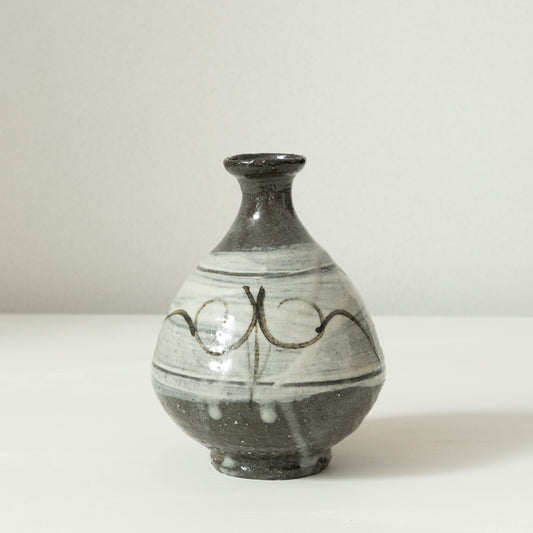 E-hakeme Tokkuri (Sake Carafe)