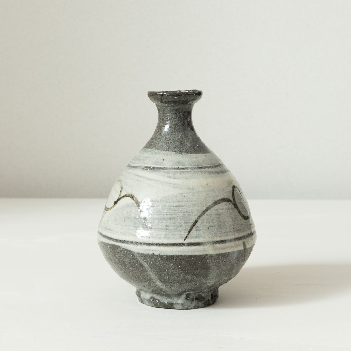 E-hakeme Tokkuri (Sake Carafe)
