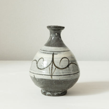 E-hakeme Tokkuri (Sake Carafe)