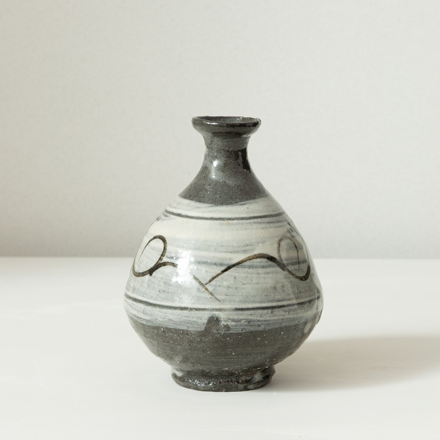 E-hakeme Tokkuri (Sake Carafe)