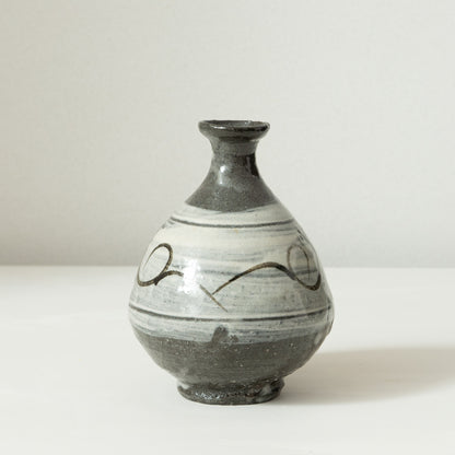 E-hakeme Tokkuri (Sake Carafe)
