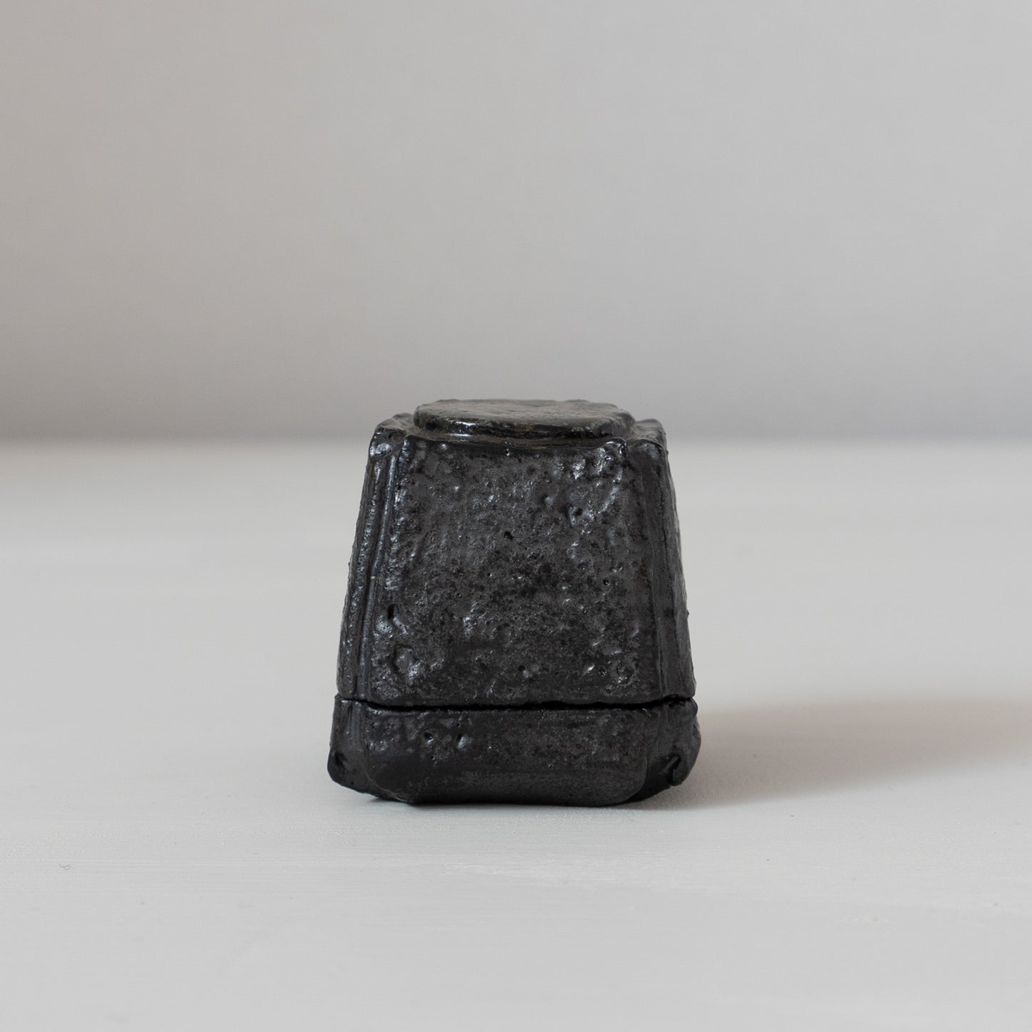 明賀亘史　黒唐津香合