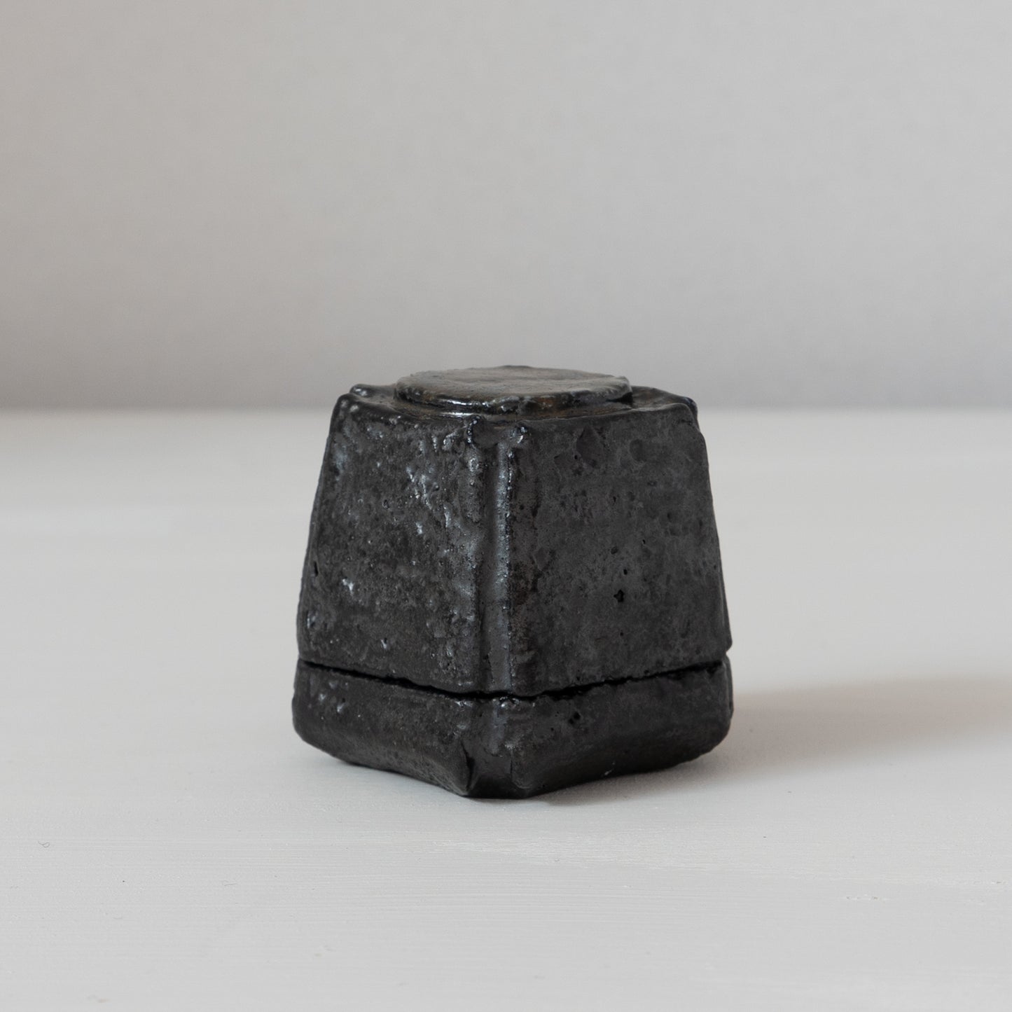 明賀亘史　黒唐津香合