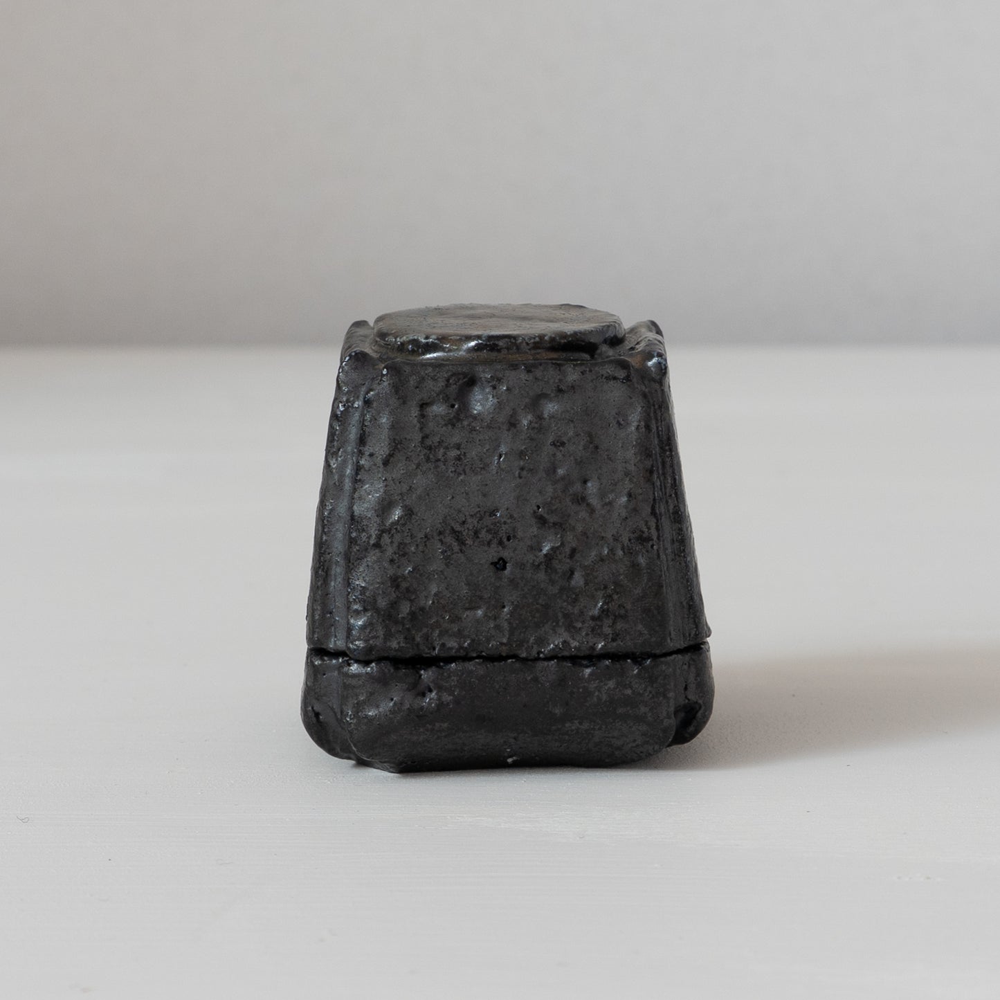 明賀亘史　黒唐津香合