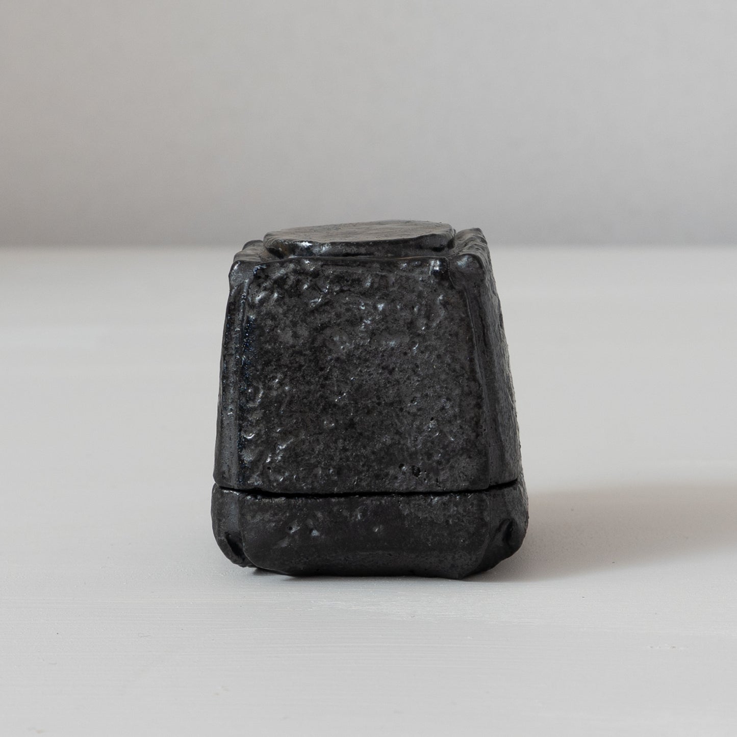 明賀亘史　黒唐津香合