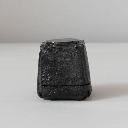 明賀亘史　黒唐津香合