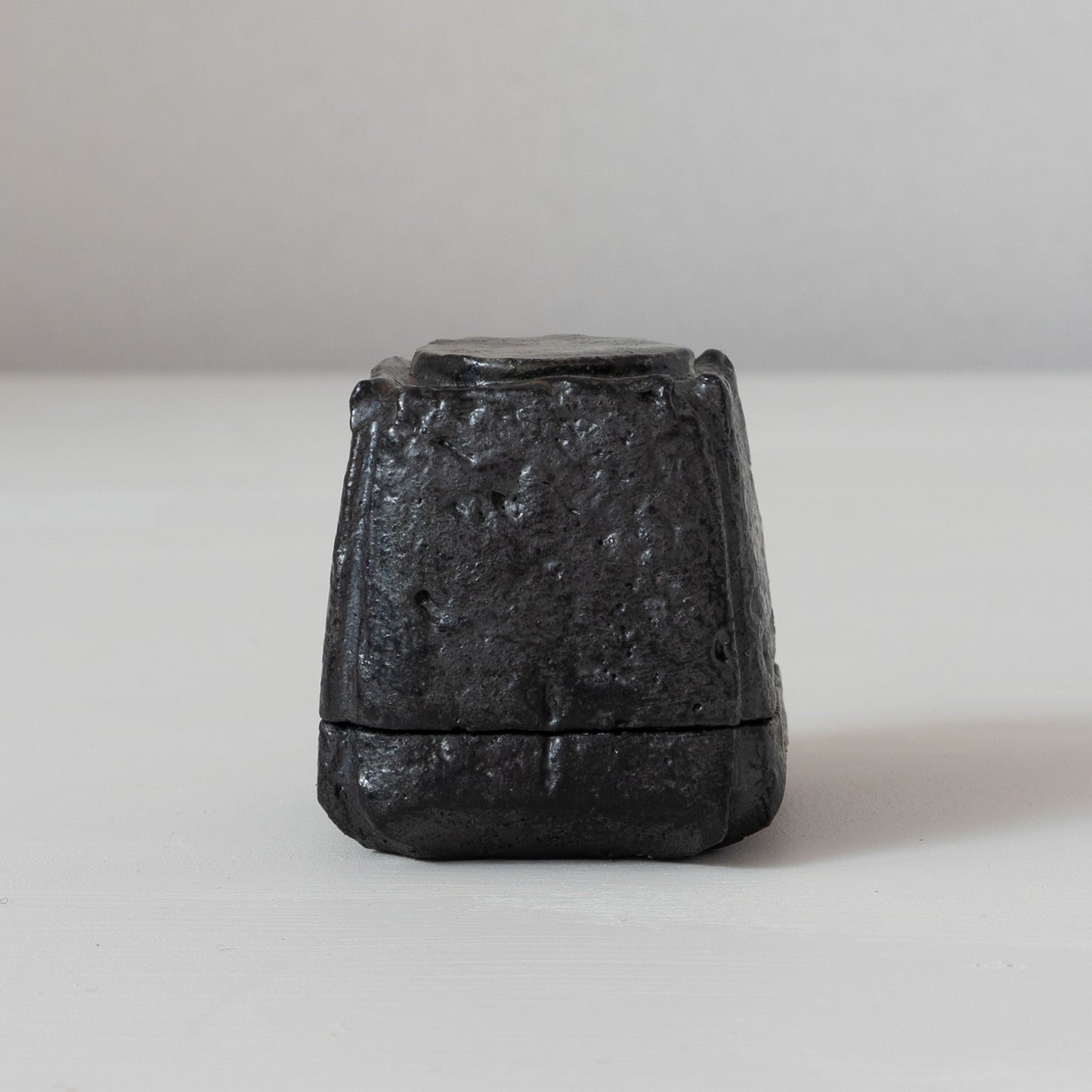 明賀亘史　黒唐津香合