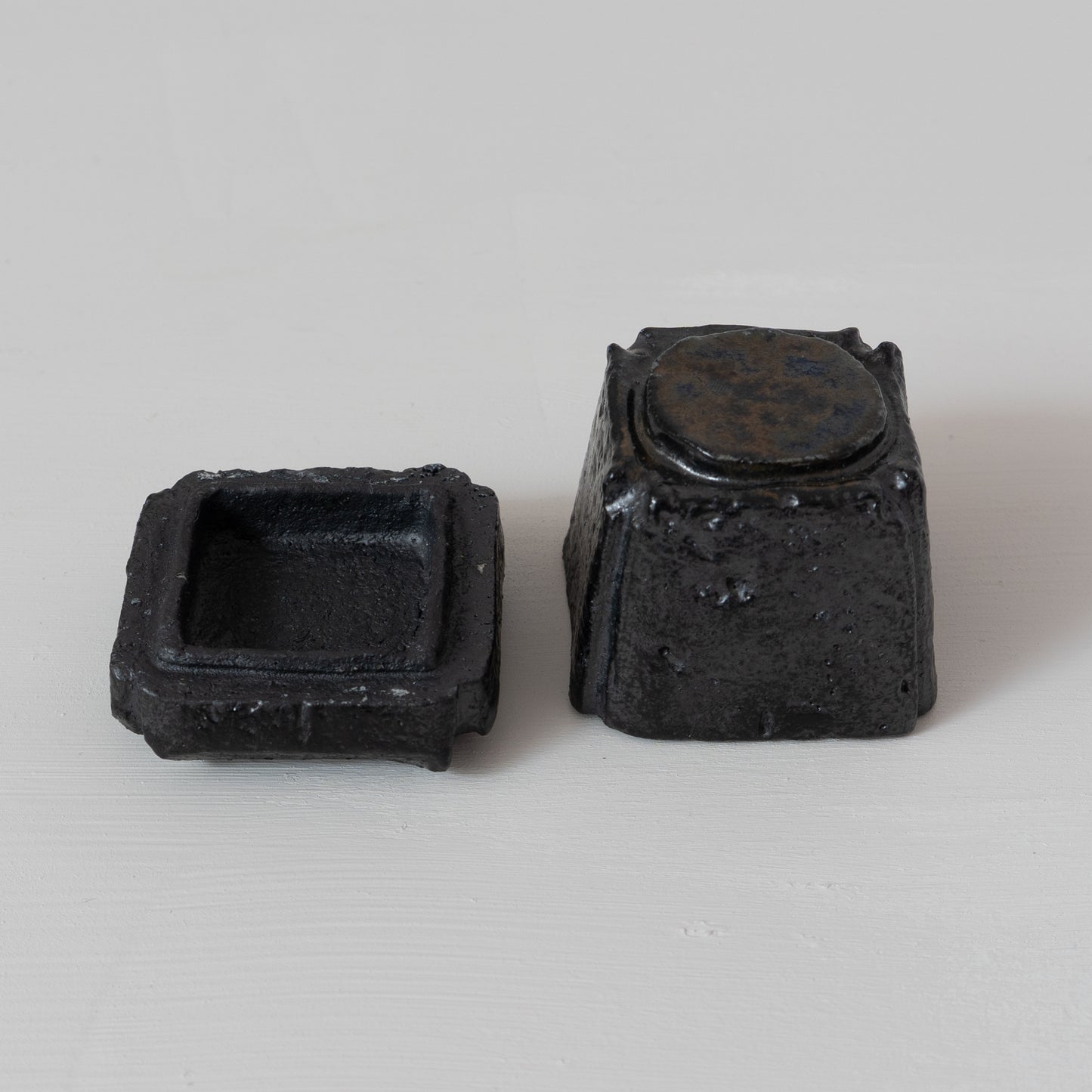 明賀亘史　黒唐津香合