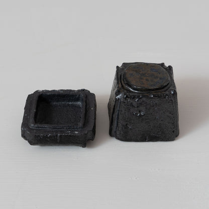 明賀亘史　黒唐津香合