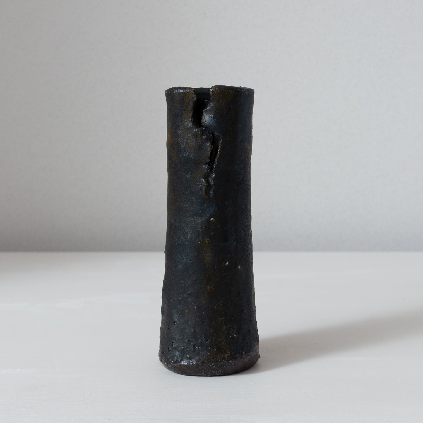 明賀亘史　黒唐津掛花入