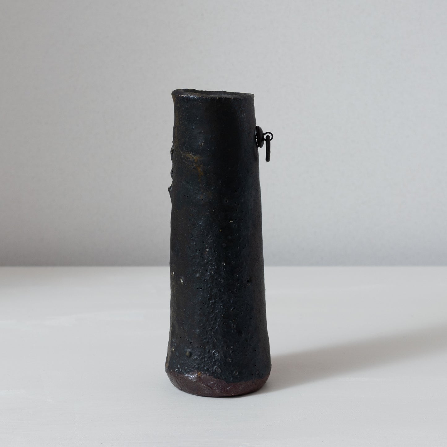 明賀亘史　黒唐津掛花入