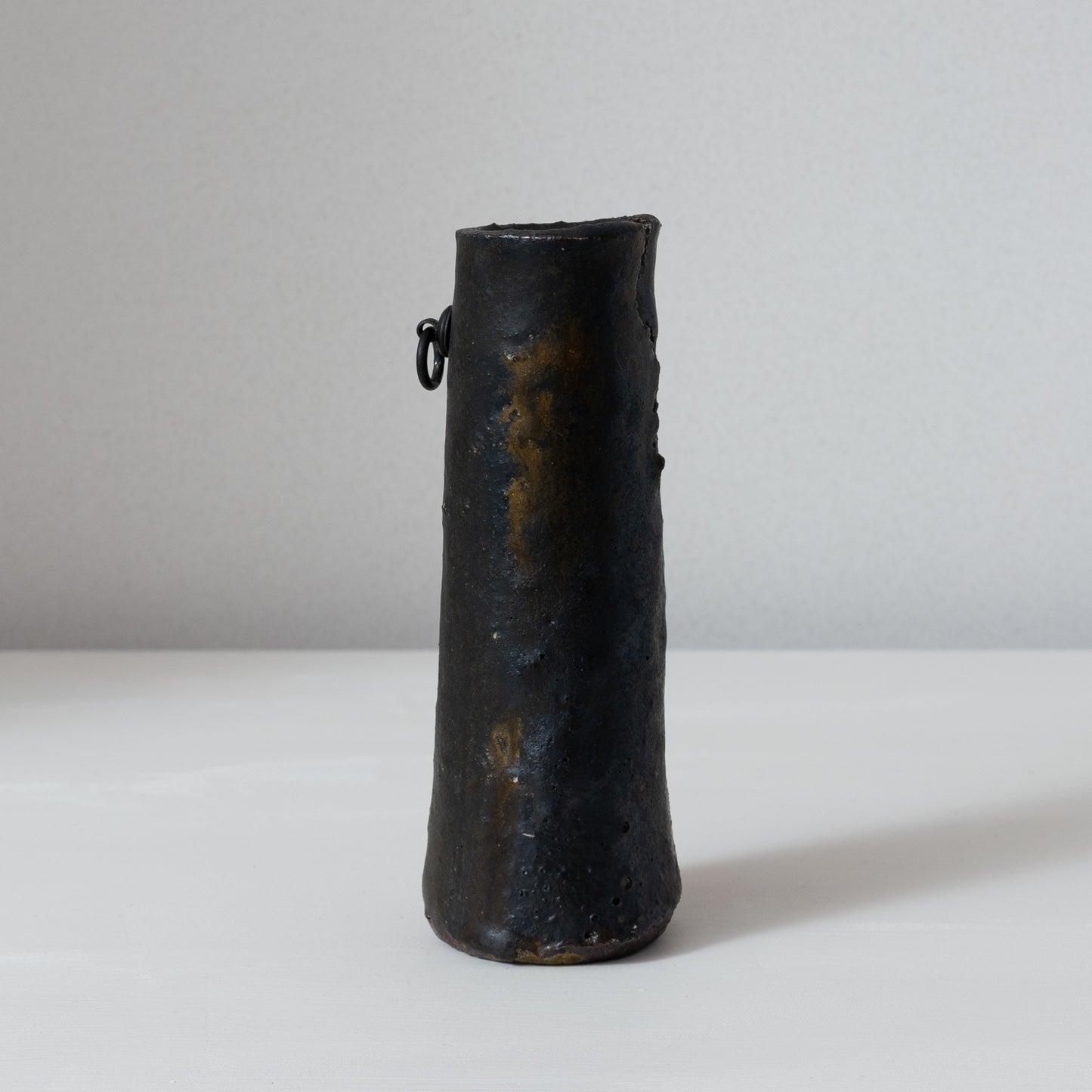 明賀亘史　黒唐津掛花入