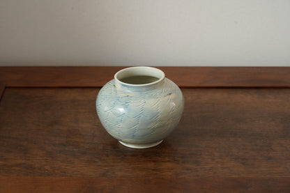 KM2 薄瑠璃陰刻線文壺　川端まさみ