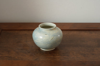 KM2 薄瑠璃陰刻線文壺　川端まさみ