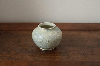 KM2 薄瑠璃陰刻線文壺　川端まさみ